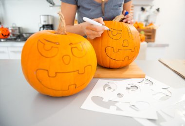 Kadın için Halloween Pumpkins Jack-O-Lante oluşturma. Portre