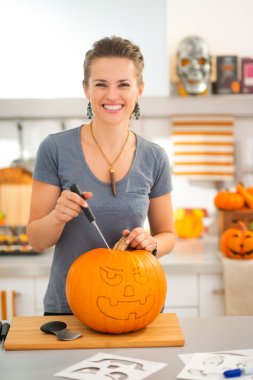 Cadılar Bayramı partisi için Jack-O-Lantern kabak oyma kadın
