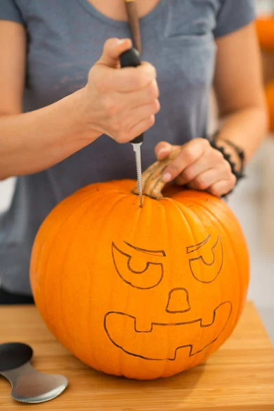 Nő carving pumpkin Halloween Party. Vértes — Stock Fotó