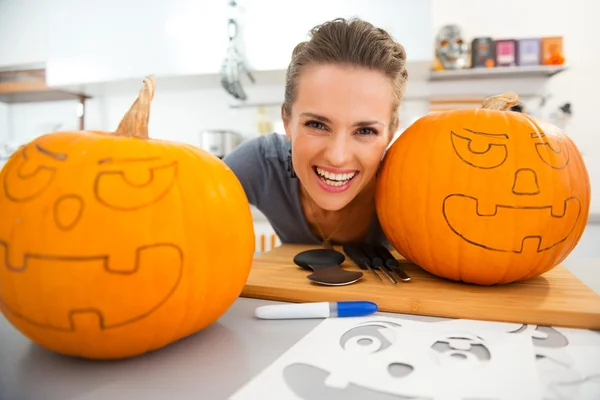 Engraçado jovem mulher criando abóboras para festa de Halloween — Fotografia de Stock