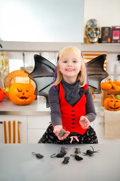 Legrační dívka v costumein halloween bat s myší hračky — Stock fotografie