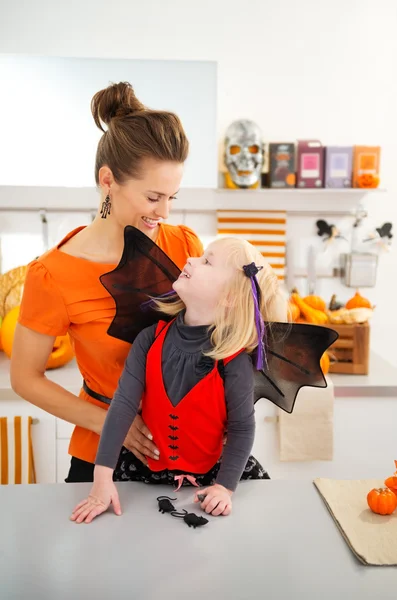Retrato de madre con niña en traje de murciélago de Halloween — Foto de Stock