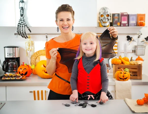 Komik Cadılar Bayramı anne ile kız mutfakta giyinmiş. — Stok fotoğraf
