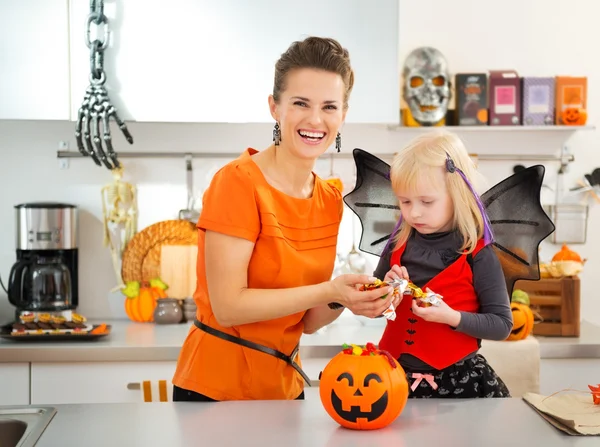 Девушка в костюме летучей мыши на Хэллоуин проводит время с матерью — стоковое фото