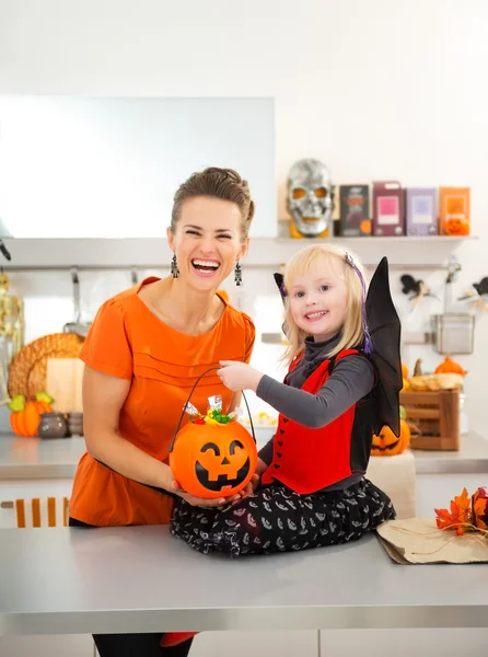 Retrato de niña en traje de murciélago de Halloween con madre —  Fotos de Stock