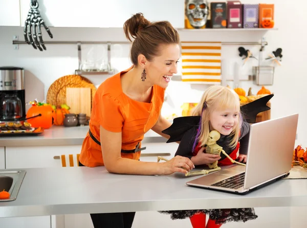 Matka z córką w halloween kostium nietoperz o wideo czat — Zdjęcie stockowe