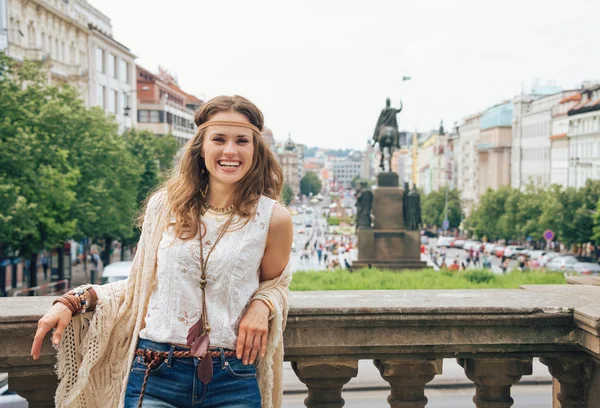 Mulher de aparência hippie turista em pé na Praça Venceslau, Praga — Fotografia de Stock