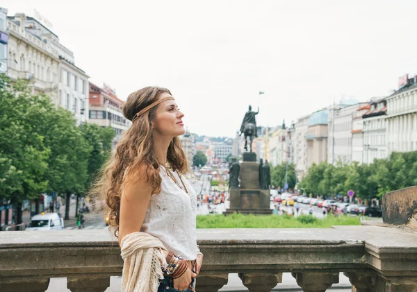 Hippy-looking woman tourist enjoying sightseeing in Prague — Stock Fotó