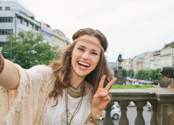 Hippy woman tourist making selfie in Prague and showing victory — Stockfoto