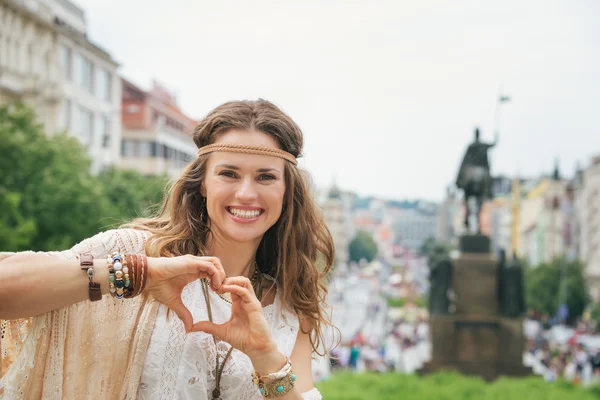 Boêmio turista mulher em Praga mostrando coração em forma de mãos — Fotografia de Stock