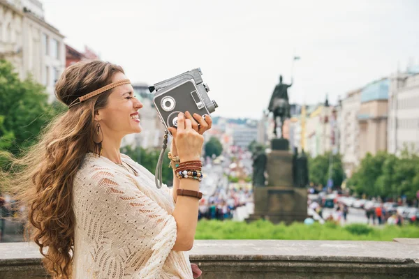 Joyeuse femme hippie branchée touriste avec caméra rétro à Prague — Photo
