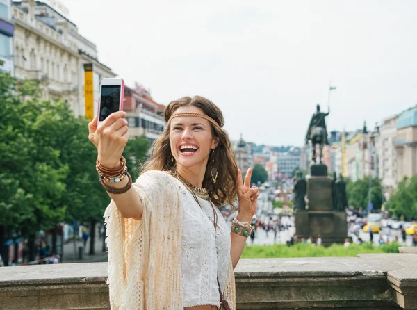Mujer hippie mostrando gesto de victoria y haciendo selfie en Praga —  Fotos de Stock