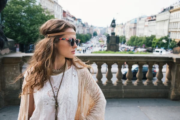 Mujer hippie de moda turista de pie en la Plaza de Wenceslao, Praga —  Fotos de Stock