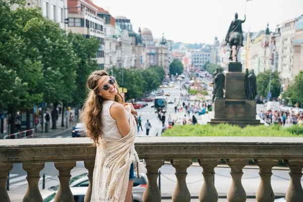 Mulher de aparência hippie turista em pé na Praça Venceslau, Praga — Fotografia de Stock