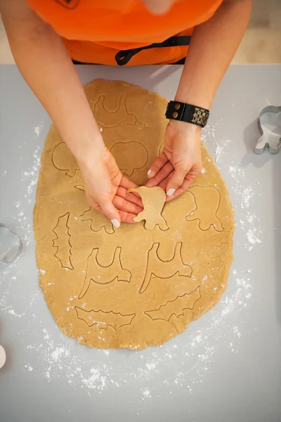 女人在厨房里做万圣节饼干。特写 — 图库照片