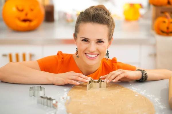 Dona de casa cortando biscoitos de Halloween na cozinha — Fotografia de Stock