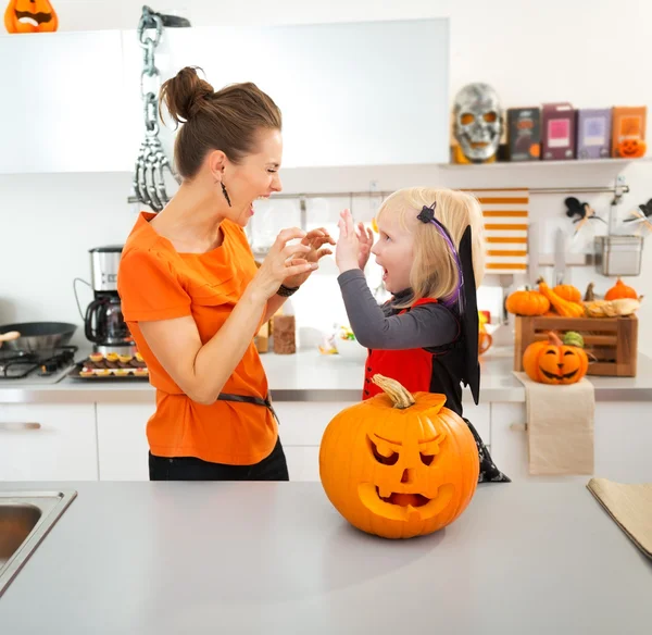 Хэллоуин одетая девушка с молодой матерью пугающей друг друга — стоковое фото