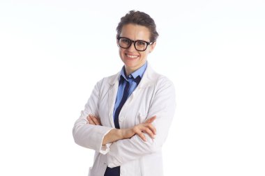 Gözlük takan ve laboratuvar önlüğü giyen kendine güvenen bir kadın doktor kollarını kavuşturarak tıbbi pratikte güven ve uzmanlık aktarıyor..