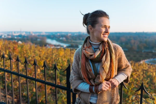 Porträtt av avslappnad brunett kvinna i kväll hösten park — Stockfoto