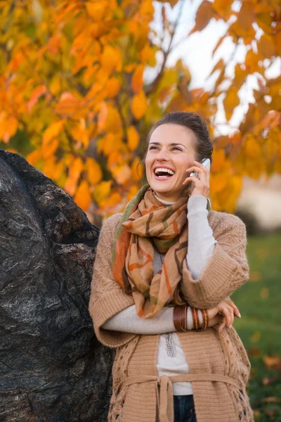 Giovane donna che parla cellulare in autunno all'aperto la sera — Foto Stock