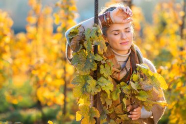 Bağ, açık havada sonbaharda ayakta rahat kadın winegrower