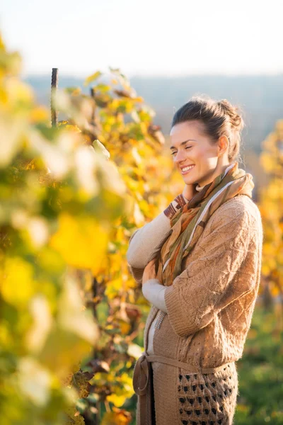 Avslappnad kvinna winegrower står i vingården utomhus på hösten — Stockfoto