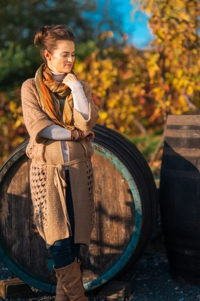 Портрет расслабленной женщины-винодела, стоящей в осеннем винограднике — стоковое фото