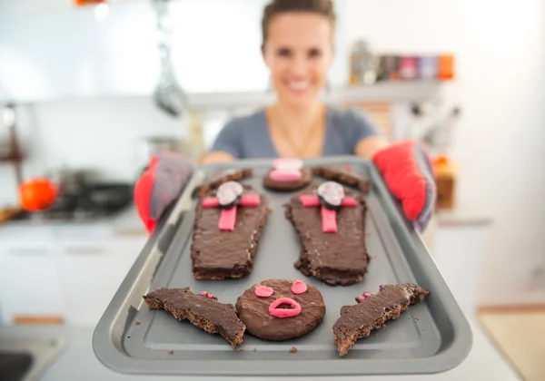 Primer plano en bandeja con galletas de Halloween en manos de ama de casa —  Fotos de Stock