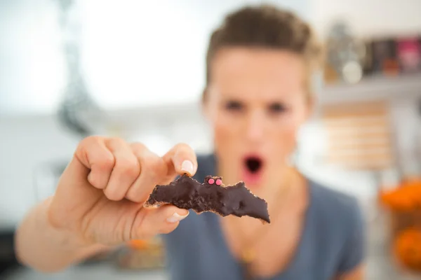 Primer plano en la galleta de Halloween en la mano de asustar a la ama de casa moderna — Foto de Stock