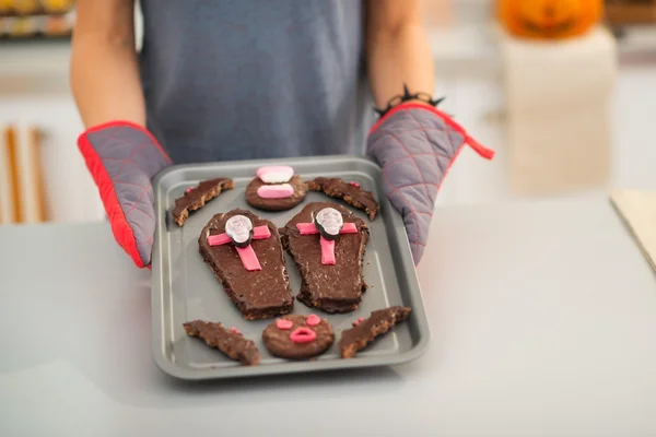 Close-up op dienblad met Halloween cookies in handen van huisvrouw — Stockfoto