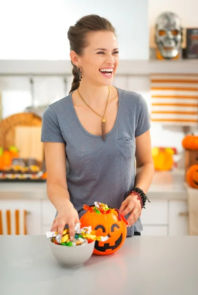 Mujer risueño preparando truco de Halloween o caramelo para niños —  Fotos de Stock