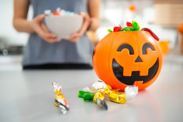 Close-up no balde de Halloween cheio de doces truque ou tratar — Fotografia de Stock