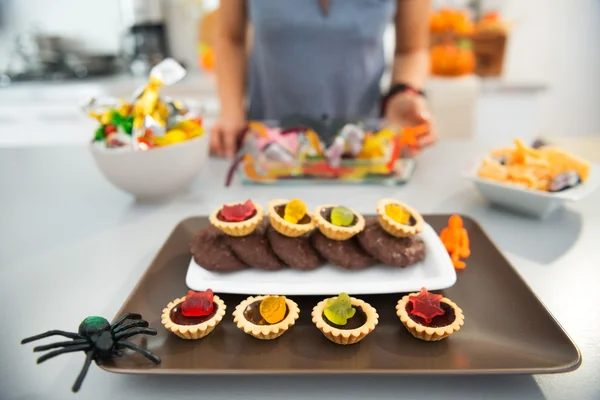 Close-up op vreselijk smakelijke traktaties voor heerlijke halloween op tafel — Stockfoto