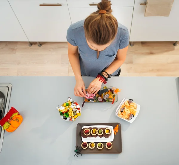 Mujer preparando horriblemente sabrosas golosinas para la fiesta de Halloween — Foto de Stock