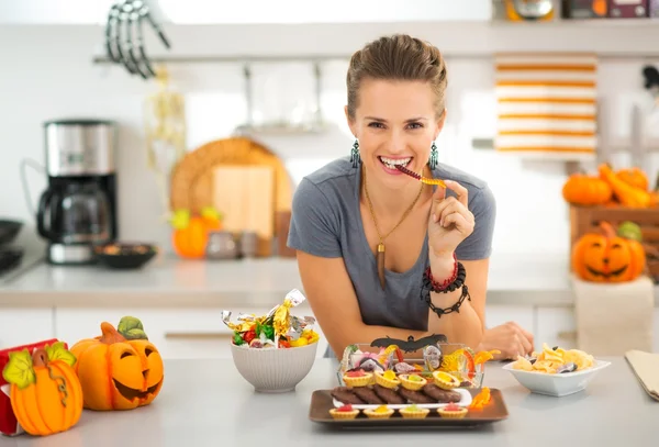 Femme souriante manger truc ou traiter bonbons halloween — Photo