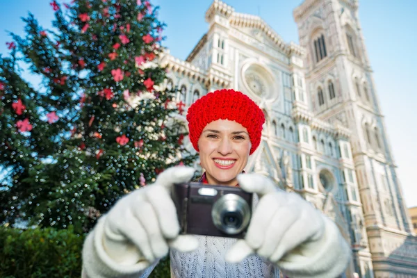 Женщина-туристка фотографируется на Рождество украшенная Флоренция — стоковое фото