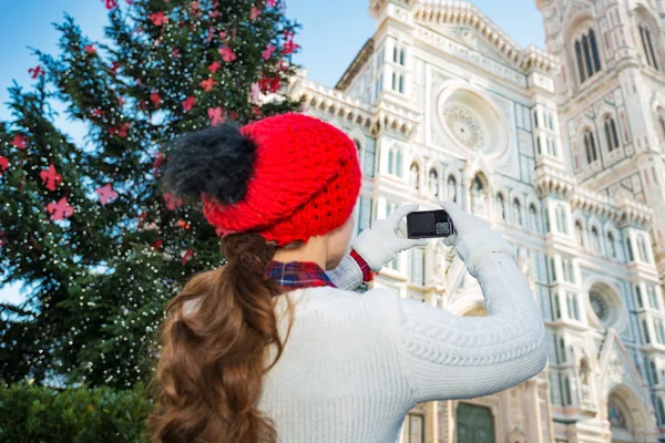 Woman taking photo of Duomo of Christmas decorated Florence — Zdjęcie stockowe