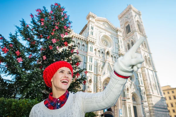 Traveler pointing on something near christmas tree in Florence — Stock Photo, Image