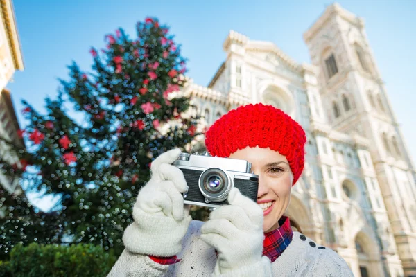 Happy woman holding photo camera near christmas tree in Florence — Stockfoto