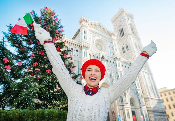 Mujer viajera con bandera italiana disfrutando de la Navidad en Florencia —  Fotos de Stock