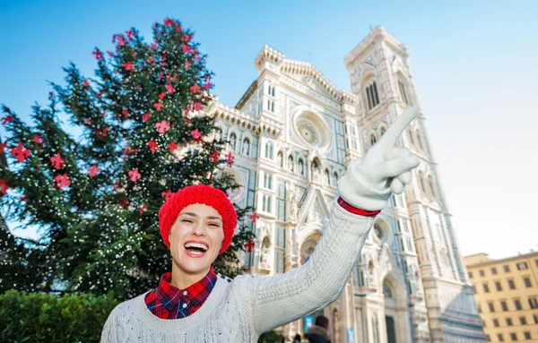 Femme pointant du doigt quelque chose près de l'arbre de Noël à Florence — Photo