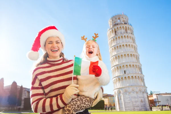 Mother in Christmas hat and daughter holding Italian flag. Pisa — Zdjęcie stockowe