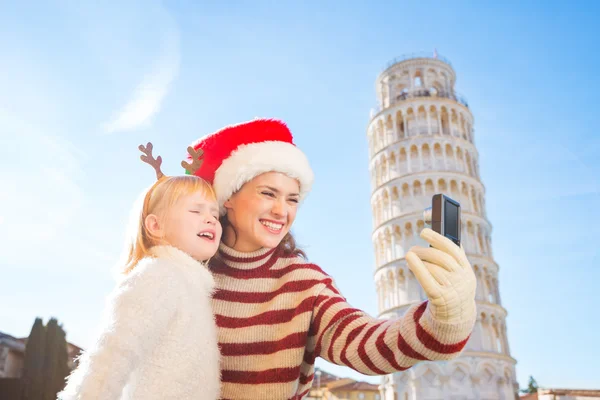 Mother and daughter taking selfies. Christmas in Pisa — Zdjęcie stockowe
