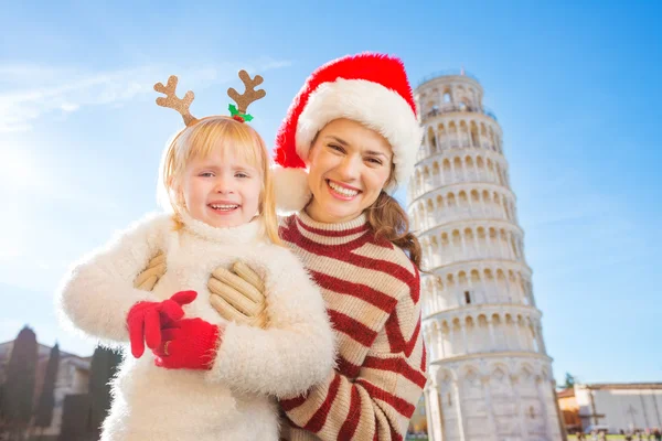 Mãe com filha passando o tempo de Natal em Pisa, Itália — Fotografia de Stock