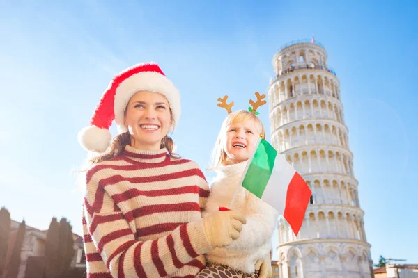 Mother and daughter holding Italian flag. Christmas in Pisa — Φωτογραφία Αρχείου