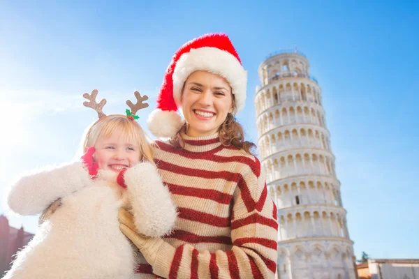 Happy mother and daughter spending Christmas time in Pisa, Italy — Φωτογραφία Αρχείου