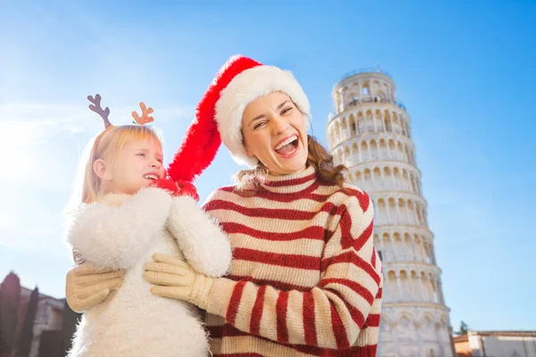 Mother with daughter spending Christmas time in Pisa, Italy — 图库照片