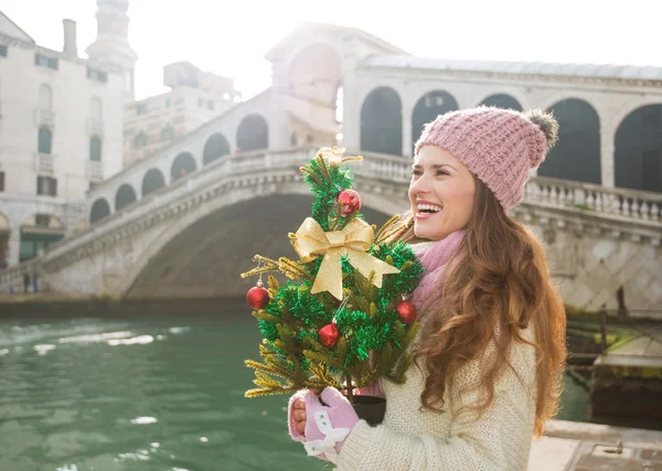 Woman with Christmas tree in Venice looking into distance — Stockfoto