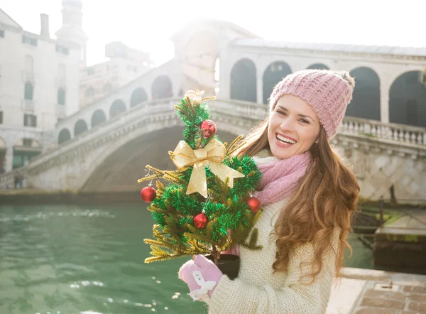 Young woman with Christmas tree near Rialto Bridge in Venice — Zdjęcie stockowe