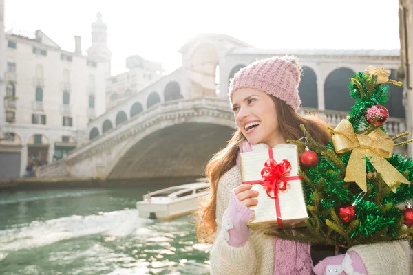 Happy woman with Christmas tree and gift box in Venice, Italy — Stock fotografie